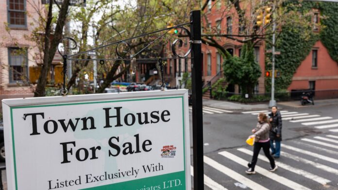 Manhattan is 'buyer's market' as real estate prices fall, inventory rises